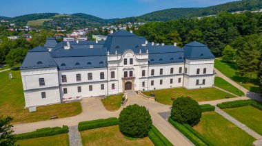Slovakya 'daki Humenne Kalesi' nde yaz günü.
