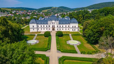 Slovakya 'daki Humenne Kalesi' nde yaz günü.