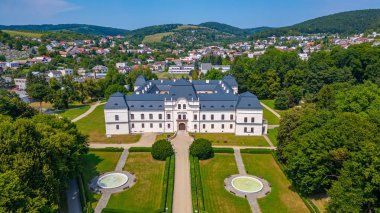 Slovakya 'daki Humenne Kalesi' nde yaz günü.