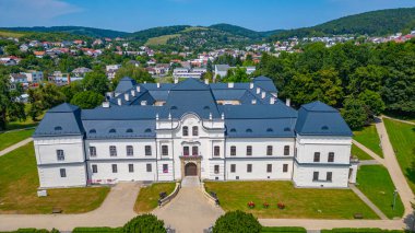 Slovakya 'daki Humenne Kalesi' nde yaz günü.