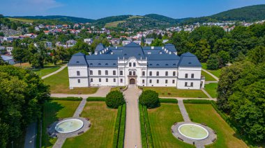 Slovakya 'daki Humenne Kalesi' nde yaz günü.