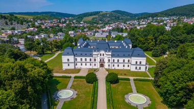 Slovakya 'daki Humenne Kalesi' nde yaz günü.