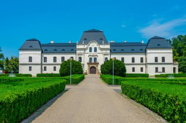 Slovakya 'daki Humenne Kalesi' nde yaz günü.