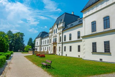 Slovakya 'daki Humenne Kalesi' nde yaz günü.