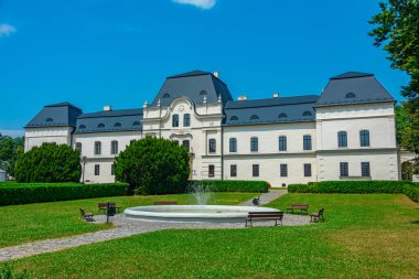 Slovakya 'daki Humenne Kalesi' nde yaz günü.