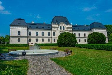Slovakya 'daki Humenne Kalesi' nde yaz günü.