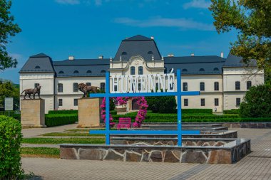 Slovakya 'daki Humenne Kalesi' nde yaz günü.