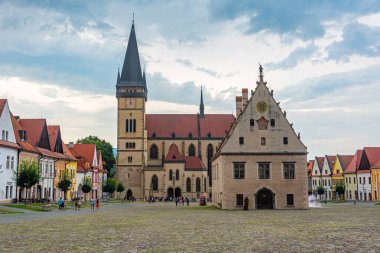 Bardejov, Slovakya 'daki ana meydanın gün batımı görüntüsü.