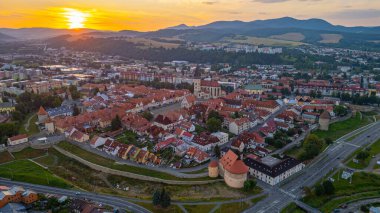 Slovakya 'da Bardejov' un günbatımı manzarası.