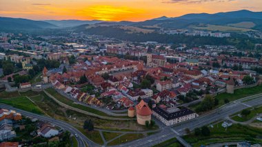 Slovakya 'da Bardejov' un günbatımı manzarası.
