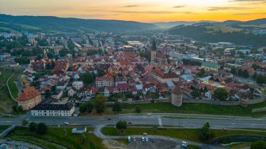 Slovakya 'da Bardejov' un günbatımı manzarası.