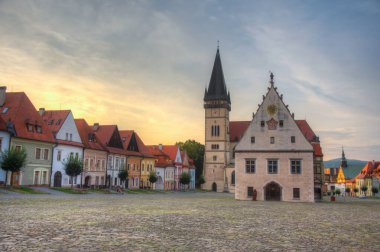 Slovakya 'da Bardejov' un günbatımı manzarası.