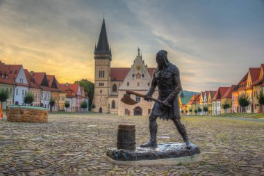 Bardejov, Slovakya 'daki ana meydanın gün batımı manzarası ve celladın heykeli.