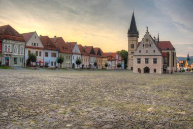 Bardejov, Slovakya 'daki ana meydanın gün batımı görüntüsü.