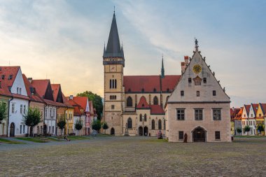 Bardejov, Slovakya 'daki ana meydanın gün batımı görüntüsü.