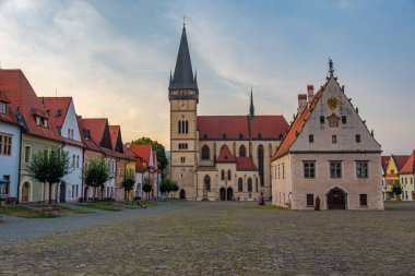 Bardejov, Slovakya 'daki ana meydanın gün batımı görüntüsü.