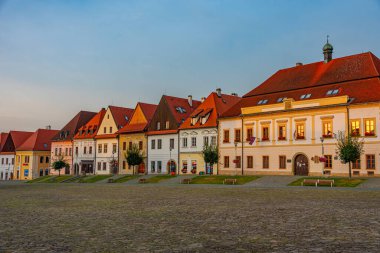 Bardejov, Slovakya 'daki ana meydanda renkli evler.