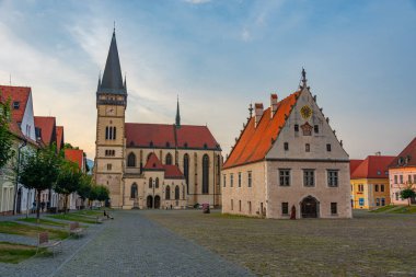 Bardejov, Slovakya 'daki ana meydanın gün batımı görüntüsü.