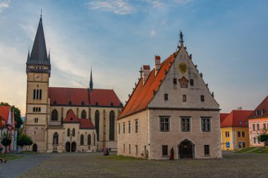 Bardejov, Slovakya 'daki ana meydanın gün batımı görüntüsü.
