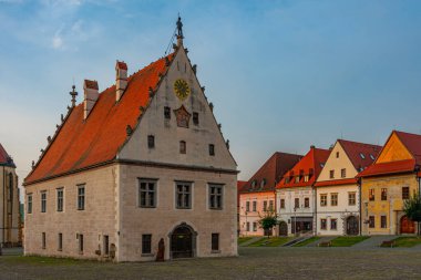 Bardejov, Slovakya 'daki ana meydanın gün batımı görüntüsü.