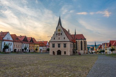 Bardejov, Slovakya 'daki ana meydanın gün batımı görüntüsü.