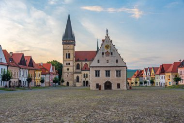 Bardejov, Slovakya 'daki ana meydanın gün batımı görüntüsü.