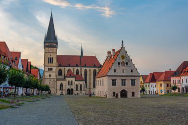 Bardejov, Slovakya 'daki ana meydanın gün batımı görüntüsü.