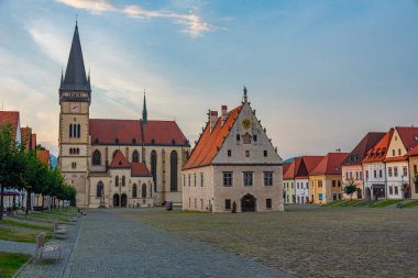 Bardejov, Slovakya 'daki ana meydanın gün batımı görüntüsü.