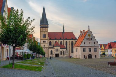 Bardejov, Slovakya 'daki ana meydanın gün batımı görüntüsü.