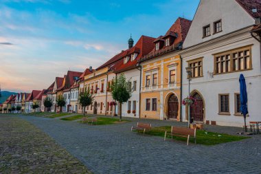 Bardejov, Slovakya 'daki ana meydanda renkli evler.