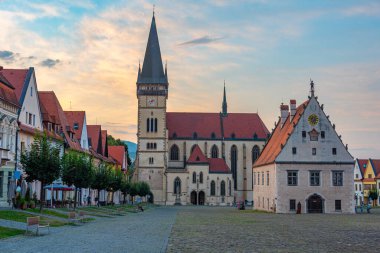 Bardejov, Slovakya 'daki ana meydanın gün batımı görüntüsü.