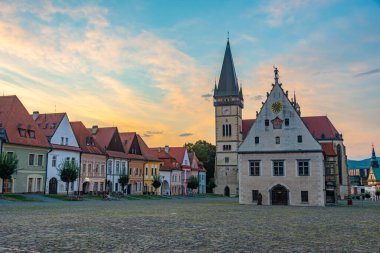 Bardejov, Slovakya 'daki ana meydanın gün batımı görüntüsü.
