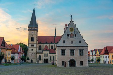 Bardejov, Slovakya 'daki ana meydanın gün batımı görüntüsü.