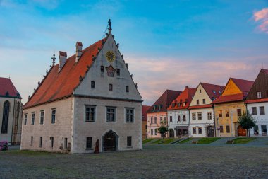 Bardejov, Slovakya 'daki ana meydanın gün batımı görüntüsü.