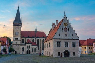 Bardejov, Slovakya 'daki ana meydanın gün batımı görüntüsü.