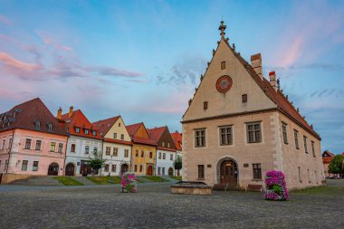 Bardejov, Slovakya 'daki ana meydanın gün batımı görüntüsü.