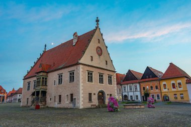 Bardejov, Slovakya 'daki ana meydanın gün batımı görüntüsü.