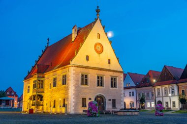 Bardejov, Slovakya 'daki ana meydanın gece görüşü.