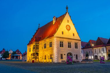 Bardejov, Slovakya 'daki ana meydanın gece görüşü.