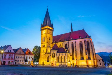 Bardejov, Slovakya 'daki Aziz Egidius Katedrali' nin gece görüşü.