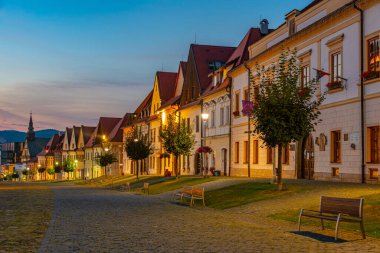 Bardejov, Slovakya 'daki ana meydandaki renkli evlerin gece görüşü.