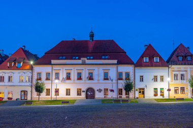 Bardejov, Slovakya 'daki ana meydandaki renkli evlerin gece görüşü.