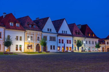 Bardejov, Slovakya 'daki ana meydandaki renkli evlerin gece görüşü.