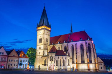 Bardejov, Slovakya 'daki Aziz Egidius Katedrali' nin gece görüşü.