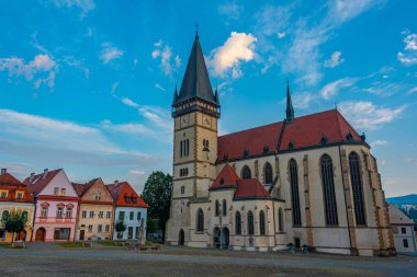 Bardejov, Slovakya 'daki Aziz Egidius Katedrali' nin gece görüşü.