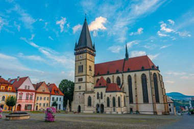 Bardejov, Slovakya 'daki ana meydanın gün batımı görüntüsü.