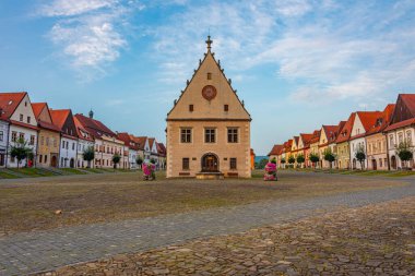 Bardejov, Slovakya 'daki ana meydanın gün batımı görüntüsü.