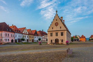 Bardejov, Slovakya 'daki ana meydanın gün batımı görüntüsü.