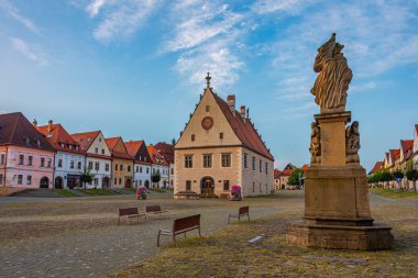 Bardejov, Slovakya 'daki ana meydanın gün batımı görüntüsü.