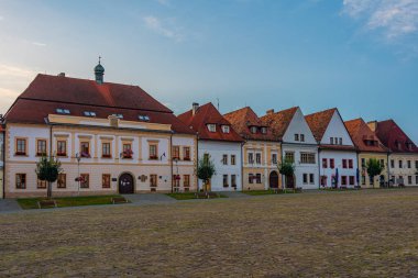 Bardejov, Slovakya 'daki ana meydanda renkli evler.